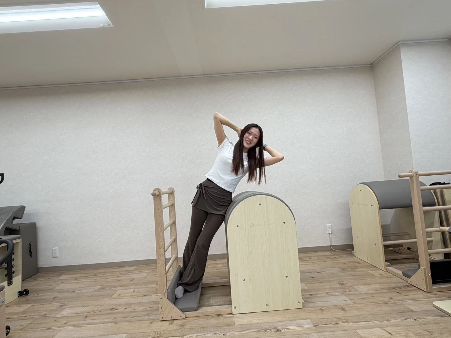 バレルを使い、笑顔で身体を伸ばす女性